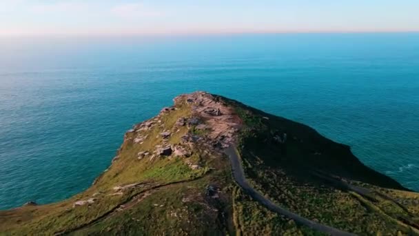 Monument King Arthur Britain Aerial View Rock Background Sea — Wideo stockowe