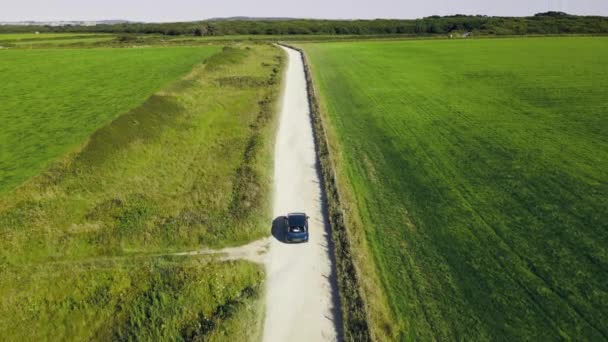 Машина Движется Песчаной Проселочной Дороге Медленное Движение — стоковое видео