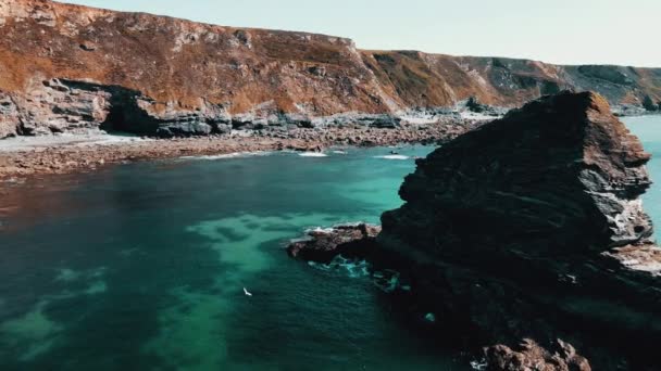 Rocks Ocean Coast Line Turquoise Water Dramatic Cliffs Aerial View — Stockvideo