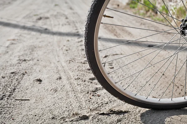 Koło roweru i ziemi — Zdjęcie stockowe