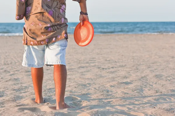 Man plays to freesbi in beach — Stock Photo, Image