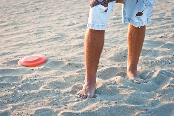 Ο άνθρωπος παίζει να freesbi στην παραλία — Φωτογραφία Αρχείου