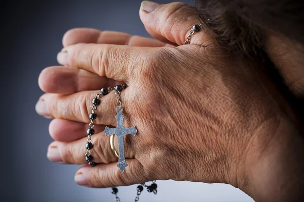 Orando con un rosario — Foto de Stock