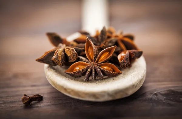 Sternanis auf Löffel — Stockfoto