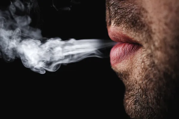 Homem fumando cigarro — Fotografia de Stock