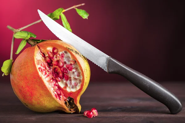 Pomegranate and knife — Stock Photo, Image