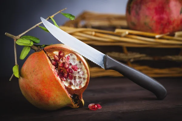 Pomegranate and knife — Stock Photo, Image