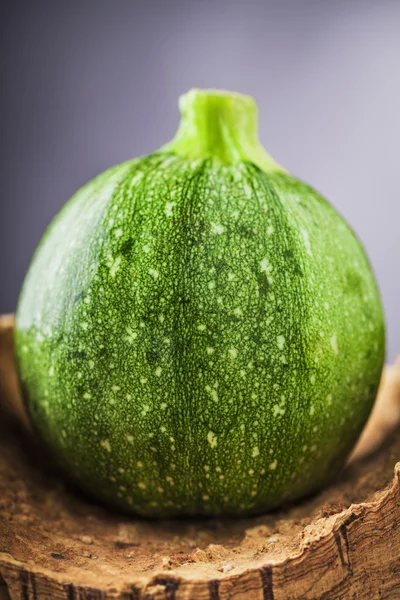 Zucchine su legno — Foto Stock