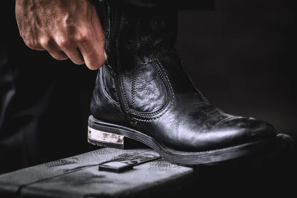 Botas de couro em valise — Fotografia de Stock