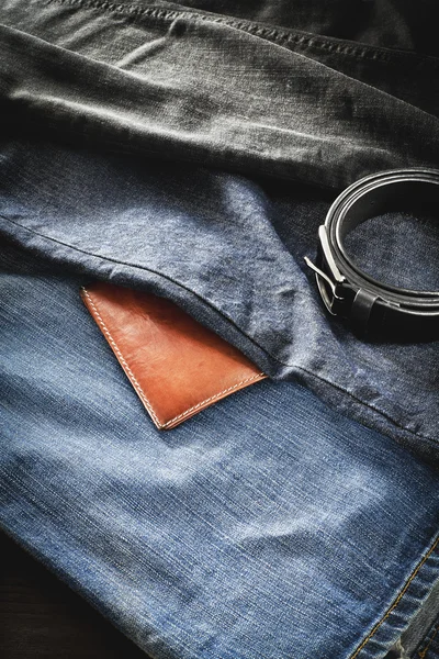 Jeans für Männer mit Gürtel und Geldbörse — Stockfoto