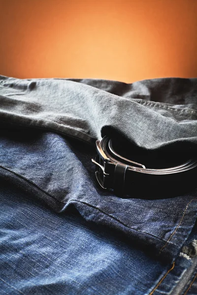 Herren Jeans mit Gürtel — Stockfoto