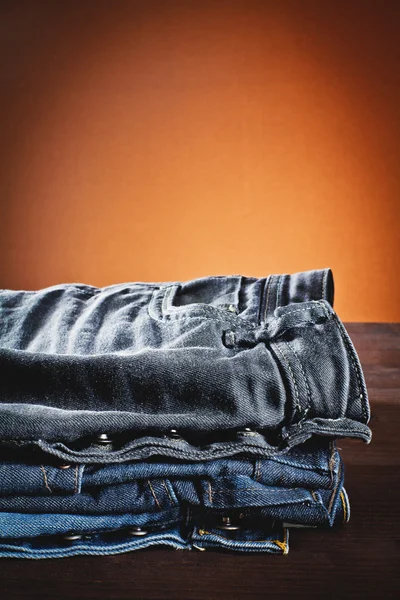 Jeans in verschiedenen Farben — Stockfoto