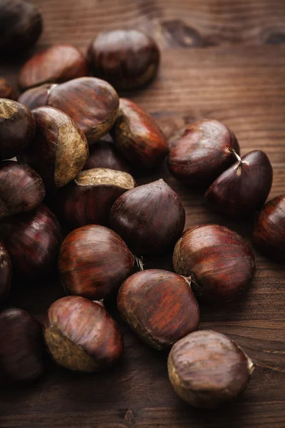 Kastanje op hout — Stockfoto