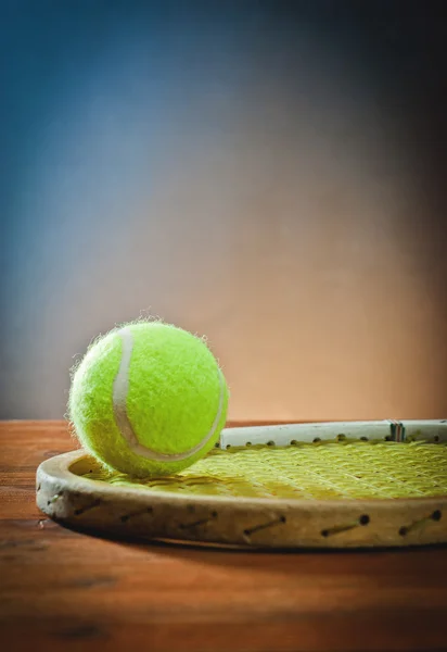 Míč a tenisová raketa — Stock fotografie