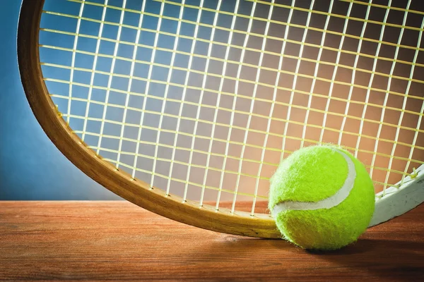 Top ve tenis raketi