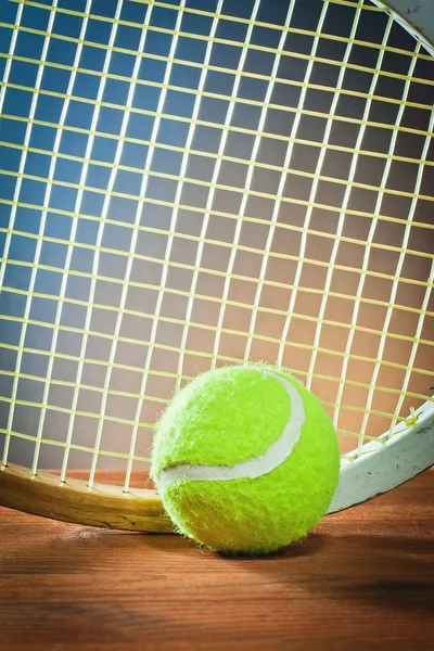 Top ve tenis raketi — Stok fotoğraf