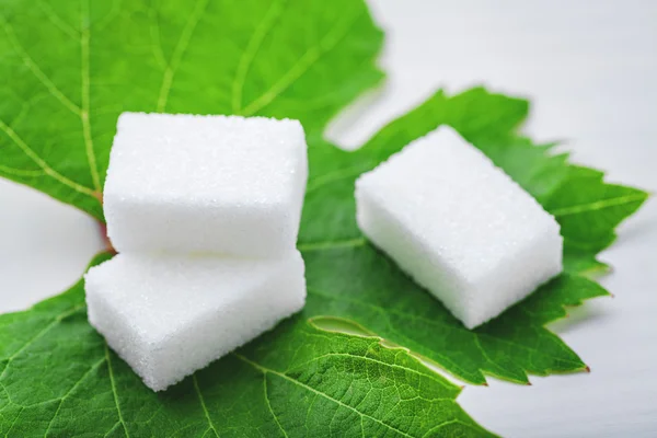 Cubo de açúcar na folha — Fotografia de Stock