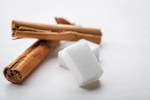 Sugar cube and cinnamon — Stock Photo, Image