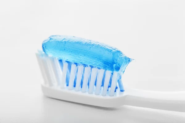 Зубная паста и зубная щетка — стоковое фото