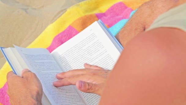 Lire un livre sur la plage — Video