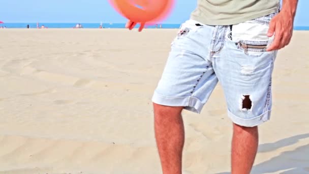 Gry frisbee na plaży — Wideo stockowe