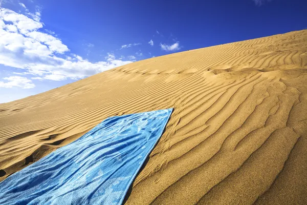 Dunas de areia e toalha — Fotografia de Stock