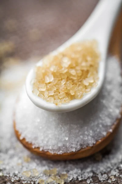 Açúcar refinado e açúcar de cana — Fotografia de Stock
