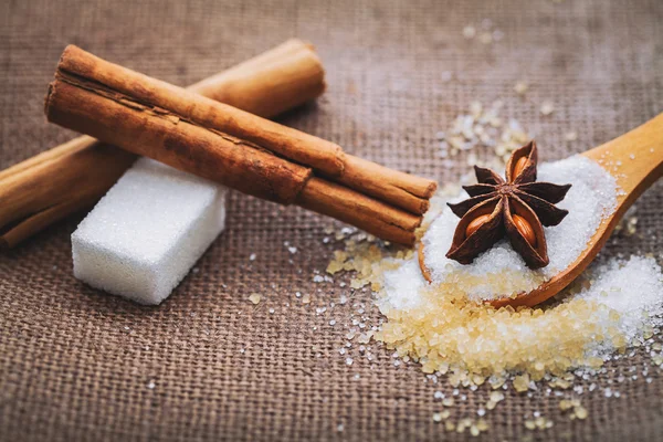 Zucchero bianco e marrone — Foto Stock