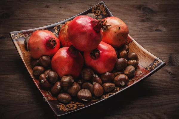 Granatapfel und Kastanie — Stockfoto