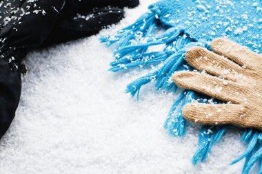 eldiven ve atkı üzerinden kar