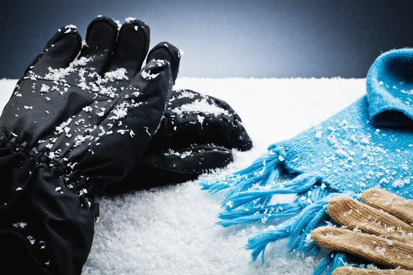 Rękawiczki i szalik na śniegu — Zdjęcie stockowe