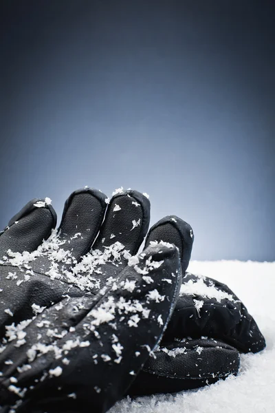 在雪地的手套 — 图库照片