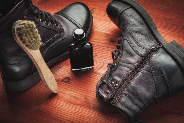 Cleaning of men's boots — Stock Photo, Image