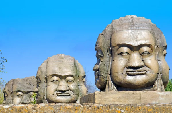 Estatuas de cabeza de piedra selvática —  Fotos de Stock