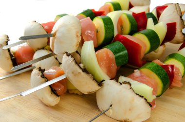 pişmemiş tavuk ve sebze kebap