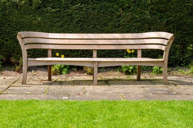 boş ahşap park bankında