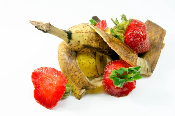 Desperdicio de fruta sobre fondo blanco — Foto de Stock