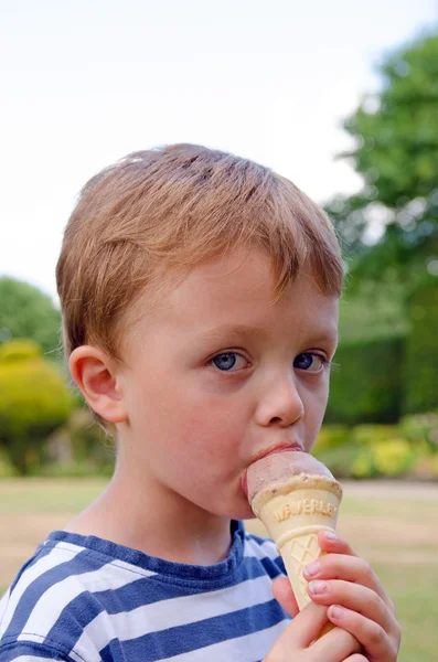 Jeune garçon dégustant une glace — Photo