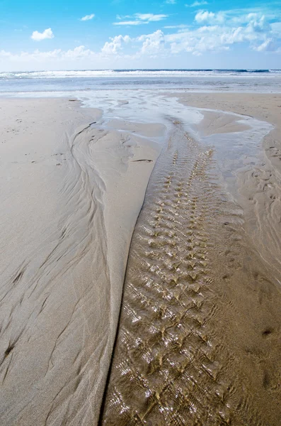 Texture ondulation de la mer sur sable — Photo