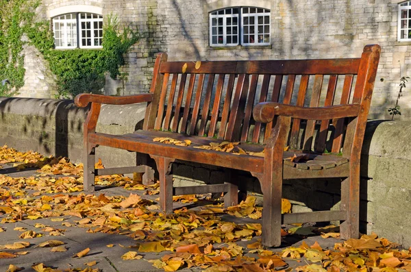 Wooden bench in the Autumn — Stock Photo, Image