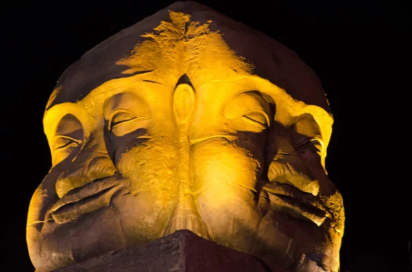 Buda cabeça estátua à noite — Fotografia de Stock