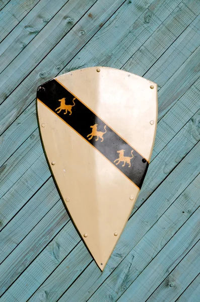 木製の背景の紋章入りの盾 — ストック写真