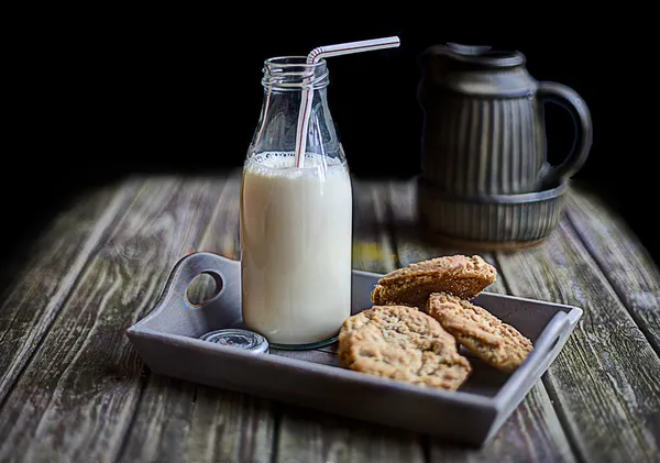 Milch und Kekse — Stockfoto