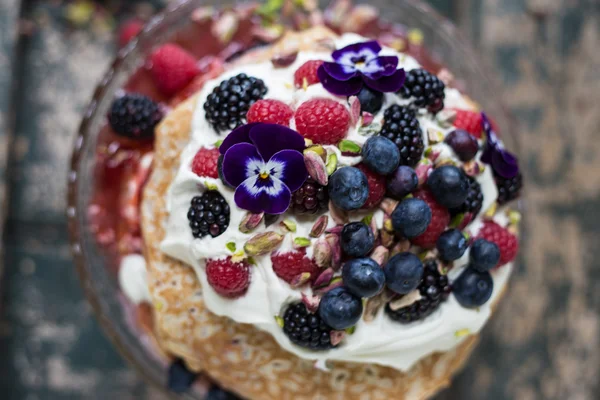 과일 및 크림 팬케이크 — 스톡 사진