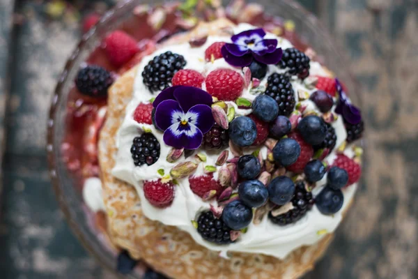 Frukt och grädde pannkakor — Stockfoto