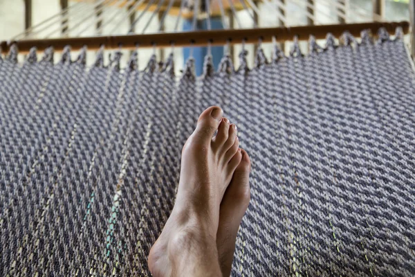 Ноги в гамаке — стоковое фото