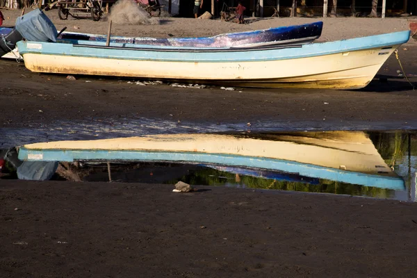 Eski bir tekne Beach — Stok fotoğraf