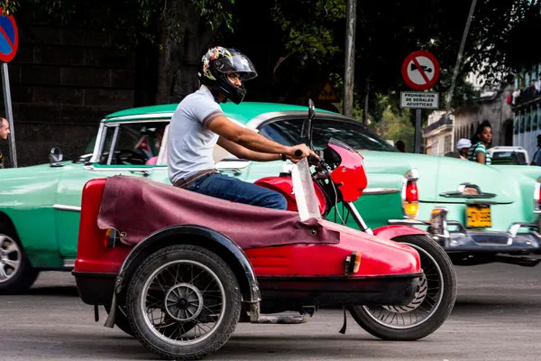 Altes auto in la havana — Stockfoto