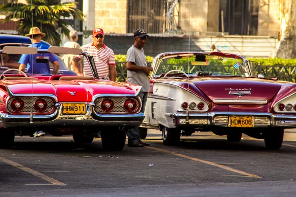 Coche viejo en la havana — Foto de Stock