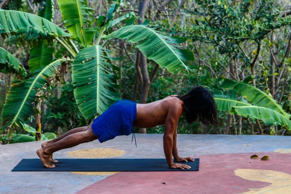 Yoga in jungle — Stockfoto